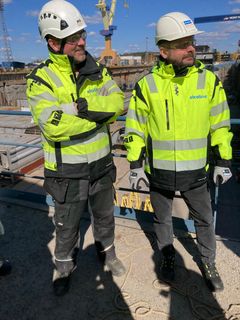 Projektchef för elinstallationerna i de tekniska utrymmen på Icon of the Seas är Elcolines Max Nylund (t.v.) och installationschefen är Esa-Pekka Alhonmäki. Foto: Elcoline