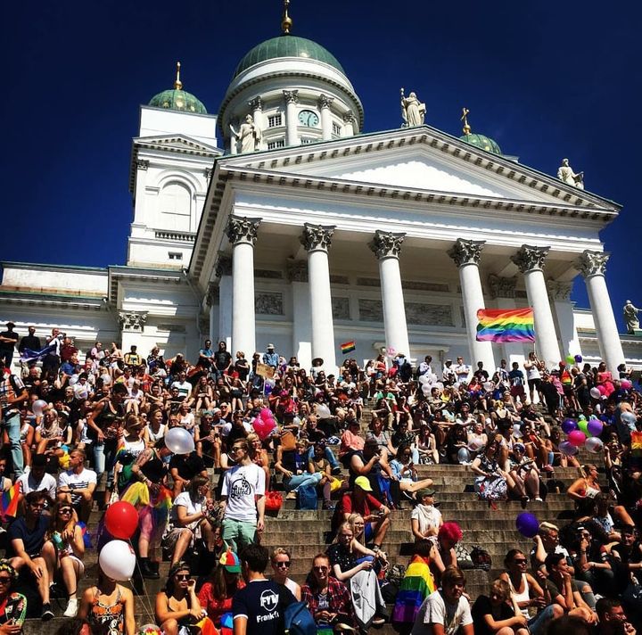 Pride-kulkue lähdössä Tuomiokirkolta. Kuva: Jan Ahonen