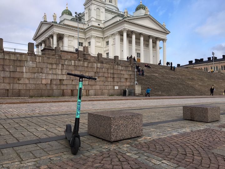 Myös Suomessa sähköpotkulautayhtiö TIER Mobility on siirtymässä vaihdettaviin akkuihin.