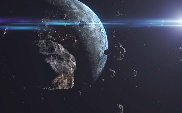 Asteroidiaineiston runsaus on tärkeää monestakin syystä: aineisto muun muassa kuvaa useita mahdollisesti vaarallisia asteroideja, tuottaa dataa maapallon lähellä olevista metalli- ja jääpitoisista asteroideista sekä tarjoaa vihjeitä aurinkokunnan synnystä ja kehityksestä. (Kuva: Adobe Stock)