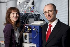 Professori Matej Orešič ja yksi projektin avainhenkilöistä, analyyttisen kemian dosentti Tuulia Hyötyläinen taustallaan massaspektrometri, jolla on tärkeä rooli uuden diagnoosimenetelmän kehittämisessä. (kuva: Orešič Lab)