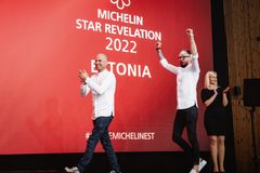 NOA Chefs Hall -ravintolan sai Michelin-tähden keväällä 20222. Keittiömestarit Tõnis Siigur ja Roman Sidorov iloitsevat saamastaan arvokkaasta huomiosta. Kuva: Rene Lutterus, Visit Estonia