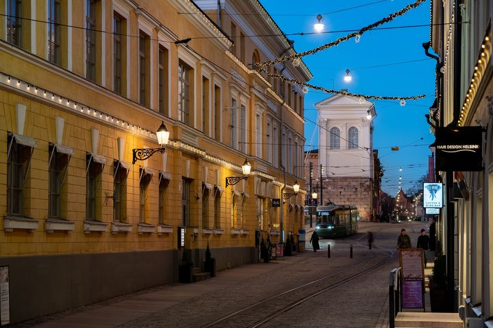 Historiaa kunnioittava uusi valaistus Katariinankadulla. Kuva: Juhana Konttinen.