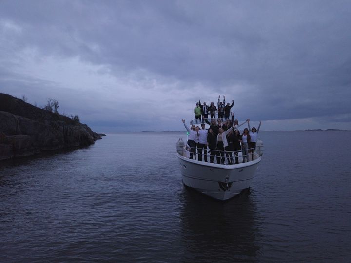 Siellä missä tapahtuu -musiikkivideon kuvausten yksi lokaatioista oli luksusjahti La Lux Yachts.