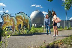 Nuoria Keran katutaideaidan vieressä Keran halleilla.