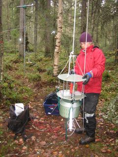 Veera Norros mittaa metsäilman itiöpitoisuutta.