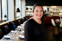 Viviane Daaboul-Kallion mukaan käsityö näkyy paitsi Farougen sisustuksessa, myös annoksissa, joita tehdään koko perheen voimin. Kuva: Pekka Mustonen