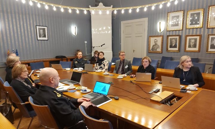 Kuvassa Pohjois-Pohjanmaan hyvinvointialueesta yhteistyöpalaverissa pelastusjohtaja Petteri Jokelainen (pöydän takana vas.), talous- ja strategiajohtaja Anu Vuorinen, sosiaali- ja terveydenhuollon järjestämisjohtaja Kirsti Ylitalo-Katajisto ja yliopistosairaalan johtaja Miia Turpeinen. Aluehallintoviraston edustajat pöydän vasemmalla puolella.