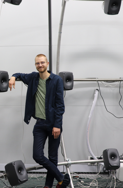 Maisteriopiskelija Rapolas Daugintis tutki löytyisikö vastaus tuuleen huutamisen vaikeudesta ihmisen kuulosta. Kuva: Ira Matilainen / Aalto-yliopisto