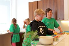Ruokakoulun toiminnan perustana ovat lapsiperheiden uudet Syödään yhdessä-ruokasuositukset.
