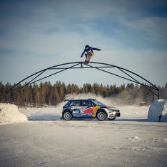 Eero Ettala tekee nose bluntsliden railiin ja Kalle Rovanperä kaasuttellee alta. Photocredit: Red Bull Content Pool / Pasi Salminen