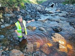 Kunnostustyön ohjaaja Manu Vihtonen WWF:stä esittelemässä Solakoskeen rakennettua ohitusuomaa. © Juho Halminen