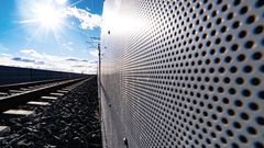 Sepa Oy on patentoimassa kuvassa näkyvää, rautateille kehitettyä, puurunkoista ja rei’itetyllä metallikuorella päällystettävää meluseinää. Se paitsi vaimentaa, myös absorboi eli imee itseensä rautatien ääniä tehokkaasti. Kuvan meluseinä sijaitsee Lappeenrannassa ja on osa Luumäki-Imatra-ratahanketta.