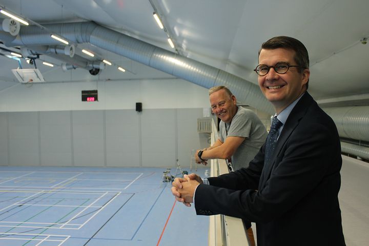 Peter Ekström som är övervakare för byggnadsarbetena och bildningsdirektör Eero Kling glödjer sig över att den stora gymnastiksalen kan tas ibruk.