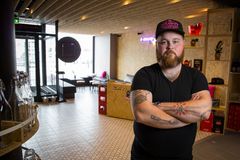 "Uskon, että Naughty BRGR on Suomen burgeripääkaupungin paras fast casual -ravintola", kertoo Akseli Herlevi. Kuva: Roni Lehti / Naughty BRGR