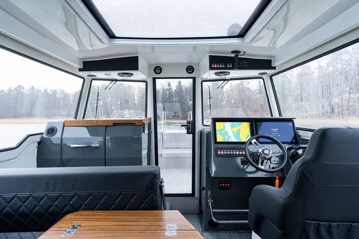 The windows in the Buster Phantom Cabin provide unimpeded visibility in all directions. The separate WC is situated in front of the navigator’s seat. The instruments and charts are easily accessible on the 16” Buster Q smart display, and twin 16” displays are optionally available.