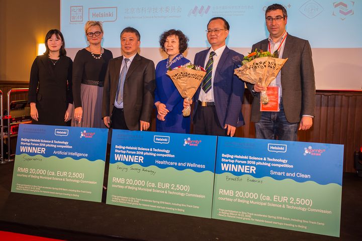 Beijing Weekin pitchauskilpailun voittajiksi valittiin Supermetrics, Beijing Sanrong Technology ja BroadBit Batteries. Lavalla kilpailun voittajia, Pekingin sekä Comb+ -yrityskiihdyttämön edustajia sekä Helsingin kaupungin elinkeinojohtaja Marja-Leena Rinkineva (2. vas). (Kuva: Ilkka Ranta-aho)