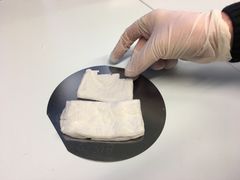Helsingin yliopiston kemian laitoksen laboratoriossa valmistettua hydroksiapatiittinanokuitumattoa