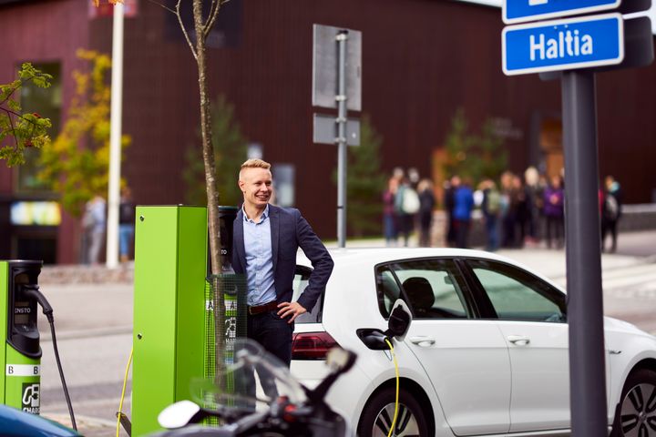 En betydande ökning av drivkraften för bilar med låga utsläpp, såsom el, biogas och förnybar diesel är en konkret åtgärd för att förbättra hållbarheten i den dagliga verksamheten i Esbo. (Foto: Esbo stad / Olli Urpela)