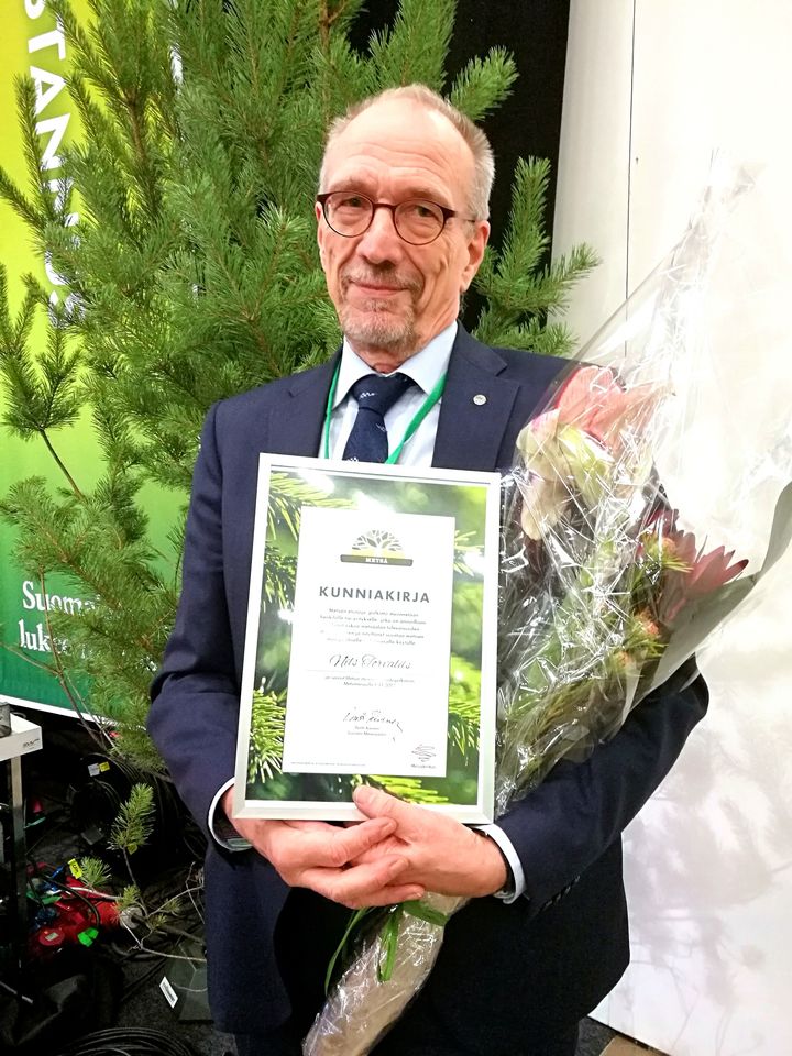 Metsän etunoja -tunnustuspalkinto Nils Torvaldsille. Kuva Messukeskus