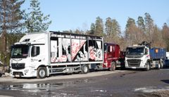 Keräysautokierroksella nähdään ensi kertaa myös HSY:n uuden kuvitusilmeen saanut vaarallisen jätteen keräysauto. Kuva: Jussi Moilanen / HSY