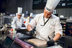 Suomen Bocuse d'Or -edustaja Eero Vottonen Budapestissa pidetyissä Euroopan-karsinnoissa 10.5.2016. Kuva: Jussi Ulkuniemi