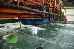 Aalto-yliopiston jääallas on maailman suurin sisätiloissa sijaitseva jääntutkimusallas. Sen pinta-ala on 40 x 40 metriä ja syvyys 2,8 metriä. Tavallisesti jään murtumista tutkitaan pienessä mittakaavassa, 10–20 senttimetrin kokoisilla koekappaleilla yli 10 pakkasasteen olosuhteissa. Aalto-yliopiston tutkimusryhmä käytti suuria koekappaleita. Ne olivat noin 30 senttimetrin paksuisia, 3 metriä leveitä ja 6 metriä pitkiä. Tutkimustilan lämpötila pidettiin -0,3 asteessa. Kuva: Iman El Gharamti / Aalto-yliopisto.