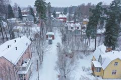 HSY seuraa puunpolton vaikutuksia ilmanlaatuun esimerkiksi Tapanilan pientaloalueella Helsingissä. Tapanilan siirrettävällä mittausasemalla on tehty mittauksia vuosina 2013 ja 2022 ja niitä jatketaan vielä tämän vuoden ajan.