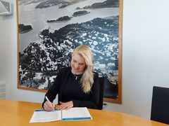Naantalin kaupunginjohtaja Laura Leppänen allekirjoitti Itämerihaasteen maanantaina 6.6. Naantalin kaupungintalolla.