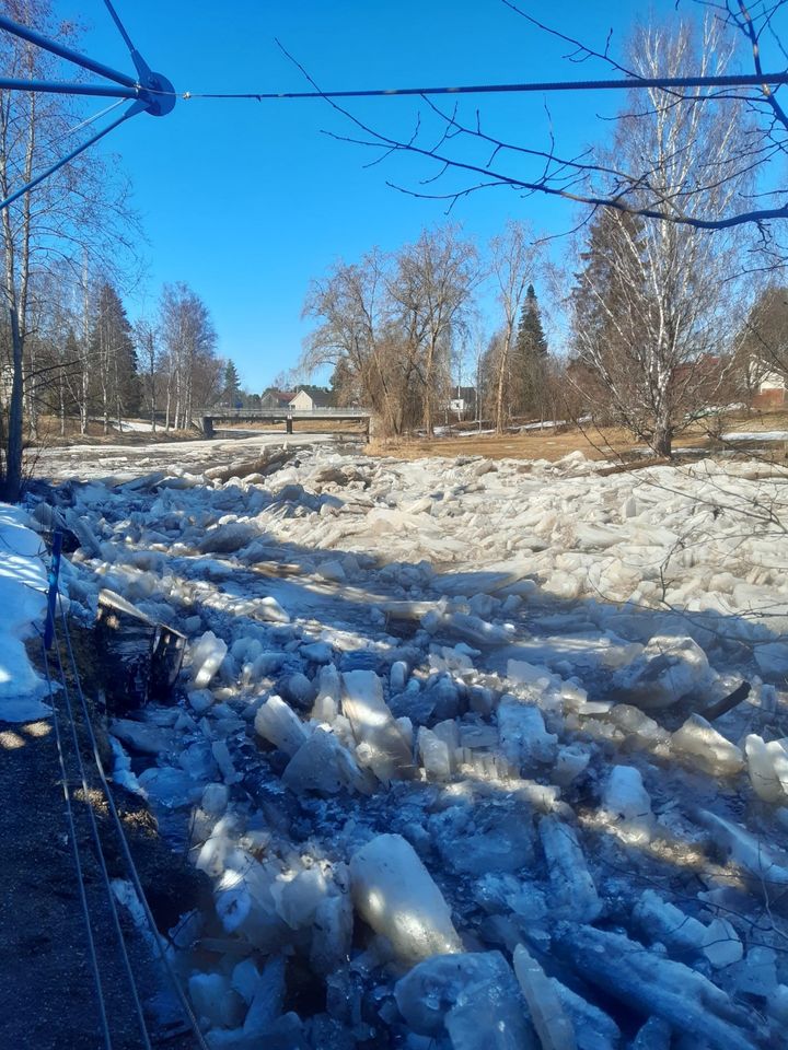 Vimpelin Savonjoessa kertyi jäitä 21.4.2022