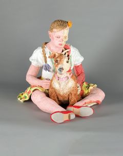 Stiina Saaristo: Tyttö ja koira, 2021, keramiikka, 50 × 70 × 50 cm, HAM Helsingin taidemuseo. Kuva: HAM Helsingin taidemuseo / Kirsi Halkola