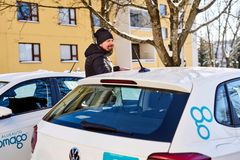 Kokeilun tavoitteena on, että palvelun käyttäjiä olisi niin paljon, että alueauto jäisi pysyvästi käyttöön ja laajenisi myös muualle Espooseen. (Kuva: Espoon kaupunki / Olli Urpela)