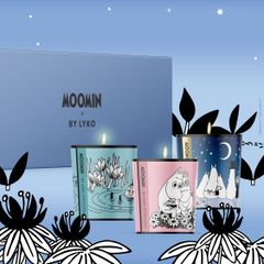 Moomin x By Lyko tuoksukynttiläsetti on pakattu kauniiseen uudelleenkäytettävään lahjapakkaukseen. Kynttilät tuoksuvat limeltä ja basilikalta, raikkaalta vedeltä ja santelipuulta. Kuva: Lyko