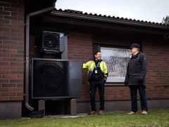 Daikinin uusi ilma-vesilämpöpumppu on tehokkuudestaan huolimatta hiljainen ja soveltuu siksi hyvin tiheästikin rakennetuille alueille. Asentaja Janne Hernesniemi maalasi aiemmin asennetun ilmalämpöpumpun Aarne Saaren toivomuksesta sopimaan yhteen uuden Altherma 3 H HT:n tummaan ilmeeseen.