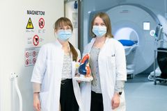 Läkare under specialistutbildning, Aino-Maija Vuorinen och specialistläkare Reetta Hälvä. Bild: Ville Männikkö, HUS