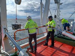 Forskningsutrustning sänks ner i havet från Arandas däck. Bild: Finlands miljöcentral