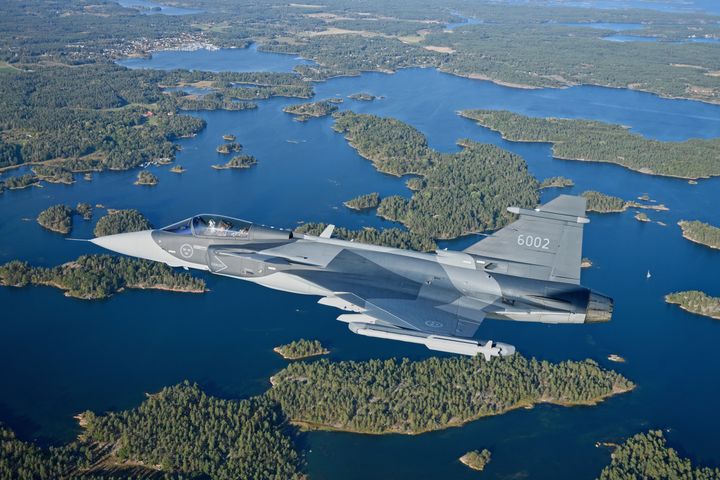 Gripen E saariston yllä. Kuva: Saab / Jamie Hunter