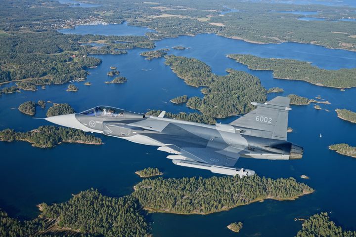 Gripen E saariston yllä. Kuva: Saab /  Jamie Hunter