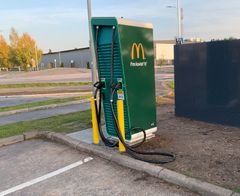 Sähköautojen latauspisteitä löytyy usean McDonald's-ravintolan parkkipaikalta
