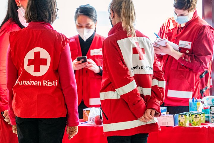 Finlands Röda Korset finns i Västra hamnen i Helsingfors för att ta emot människor som kommer från Ukraina till Finland.  Bild: Ville Palonen/Finlands Röda Kors