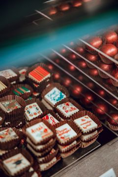 Suklaakonvehdit kuuluvat jouluun, ja herkulliset artesaaniluomukset ovat joulun makein lahjaidea. Chocolalassa tehdäänkin maan tunnetuimmat, arvostetuimmat ja kansainvälisesti palkituimmat suklaat alusta loppuun käsityönä.