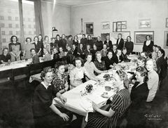Suomen Naisarkkitehtien Yhdistys Architectan perustamissanat lausuttiin nuorempien naisarkkitehtien Wivi Lönnille toukokuussa 1942 järjestämien 70-vuotisyntymäpäiväjuhlien yhteydessä. Syntymäpäiville oli kutsuttu kaikki Suomen naisarkkitehdit juhlimaan arkkitehtuurin pioneerinaista.Kuva: Kansallisarkisto