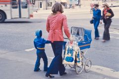 Fotgängare i korsningen av Tavastvägen och Vilhelmsbergsgatan. 1977. Foto: Nina Hackman / Helsingfors stadsmuseum.