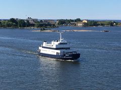 M/s Isosaari on 275 paikkainen matkustaja-alus, jossa on kaksi isoa aurinkokantta ja 80-paikkainen
ravintola alkoholioikeuksin.