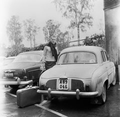 Jörn Donnerin ainutlaatuiset valokuvat ovat nähtävillä Hakasalmen huvilassa 31.3.–3.9.2023.
Kuvassa Jörn Donner Varkaudessa 1963. Tuntematon kuvaaja / Copyright Donner Productions Oy.