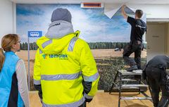 Temotek aloitti juhlavuotensa hyvät teot tammikuussa 2020 jalkautumalla Limingan Vesperkotiin, jossa Temotekin työntekijät kävivät asentamassa asukkaiden iloksi uuden kuvaseinän.
