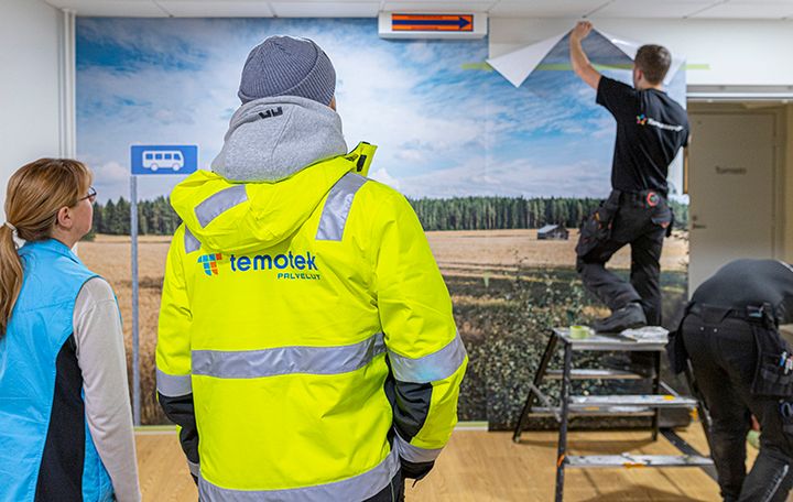 Temotek aloitti juhlavuotensa hyvät teot tammikuussa 2020 jalkautumalla Limingan Vesperkotiin, jossa Temotekin työntekijät kävivät asentamassa asukkaiden iloksi uuden kuvaseinän.