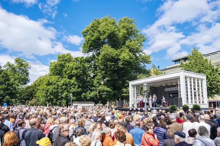 Kuulijoita Espan lavan äärellä. Kuva: Helsinki Partners / Jussi Hellsten