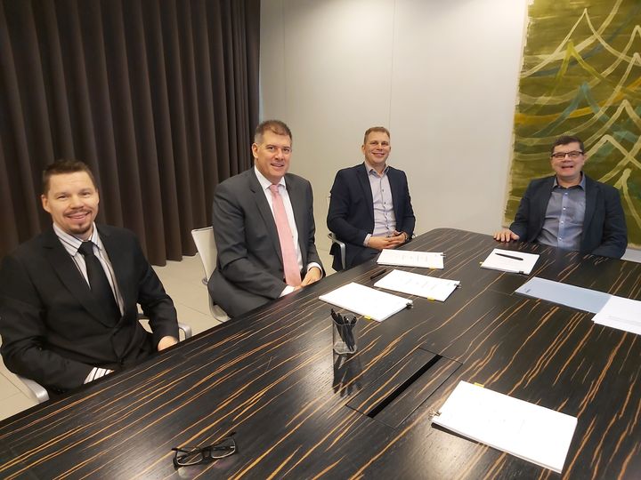 Kuva: Kuvassa vasemmalta Tero Forsström, Assemblin Oy:n toimitusjohtaja Magnus Eriksson, Ari Forsström sekä Master Yhtiöt Oy:stä Juha Väänänen.