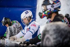 Suomen Paavo Klintrup (keskellä) keskittymässä karsintakilpailun lähdössä. Klintrup pääsi jatkoon ja luistelee lauantain finaalissa.
Photocredit: Red Bull Content Pool / Victor Engström